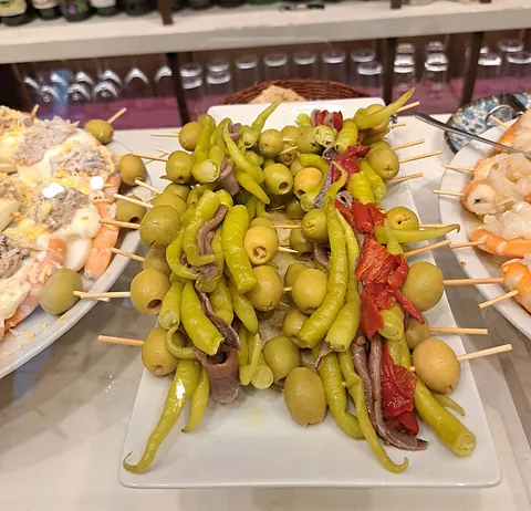 Orain Taberna pinchos sobre mesa
