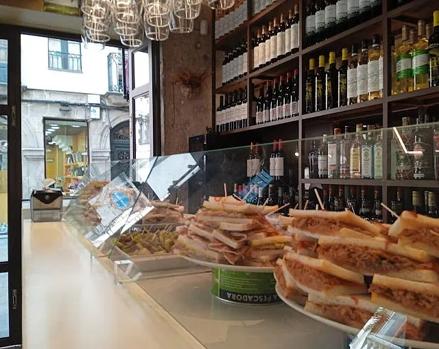 Orain Taberna pinchos exhibidos